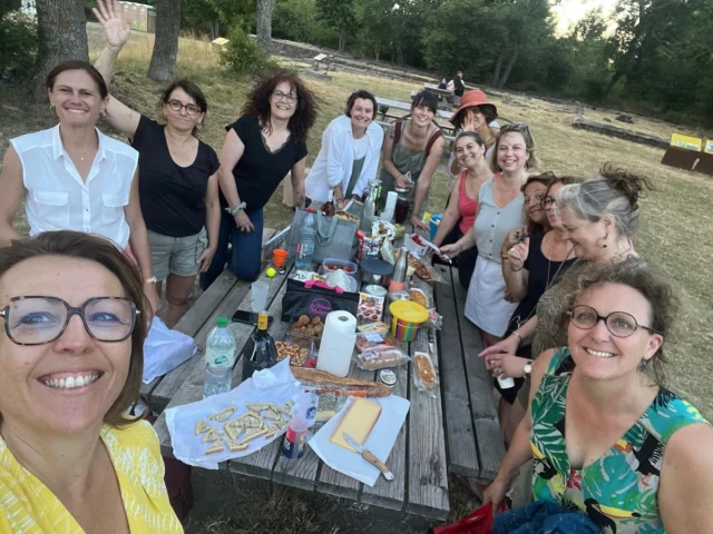🌞 Dernière sortie Potentielles avant les grandes vacances ! 🌿

C’est sur le magnifique plateau de Gergovie que nous avons clôturé cette belle saison avec une marche « walking meeting » un peu spéciale… 🎒🗣️

Au programme : le jeu du « Qui suis-je ? » pour tester notre écoute active et notre capacité à ne pas ramener tout à soi quand une conversation fait écho à notre propre vécu. Pas si facile… mais tellement enrichissant !

⛰️ Deux arrêts ont ponctué la marche : l’un pour contempler, l’autre pour écouter. Prendre le temps, tout simplement.

Et comme toute bonne aventure Potentielles se termine autour d’un bon moment, nous avons partagé un apéro dînatoire bien mérité 😋✨

Encore une belle parenthèse collective, entre réflexion, nature et convivialité. Merci à toutes celles qui étaient là ! 💛

#Potentielles #WalkingMeeting #Gergovie #EcouteActive #Sororité #MarcheRéflexive #ApéroEntreFemmes #DernièreDeLaSaison